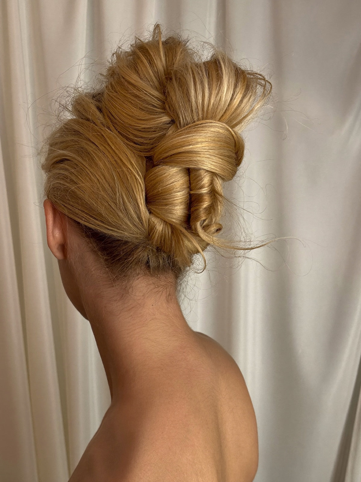 Moño voluminoso creado con pieza de fibra orgánica, look de novia
