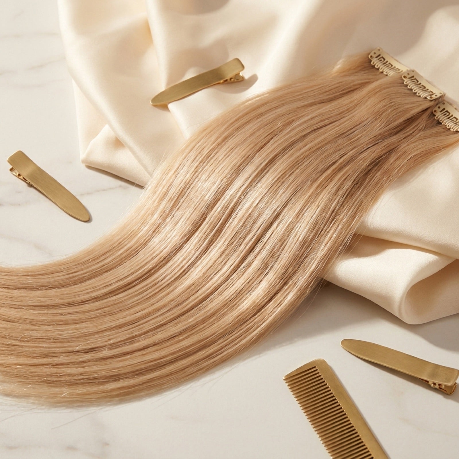 Extensiones de clip sobre seda marfil con accesorios dorados